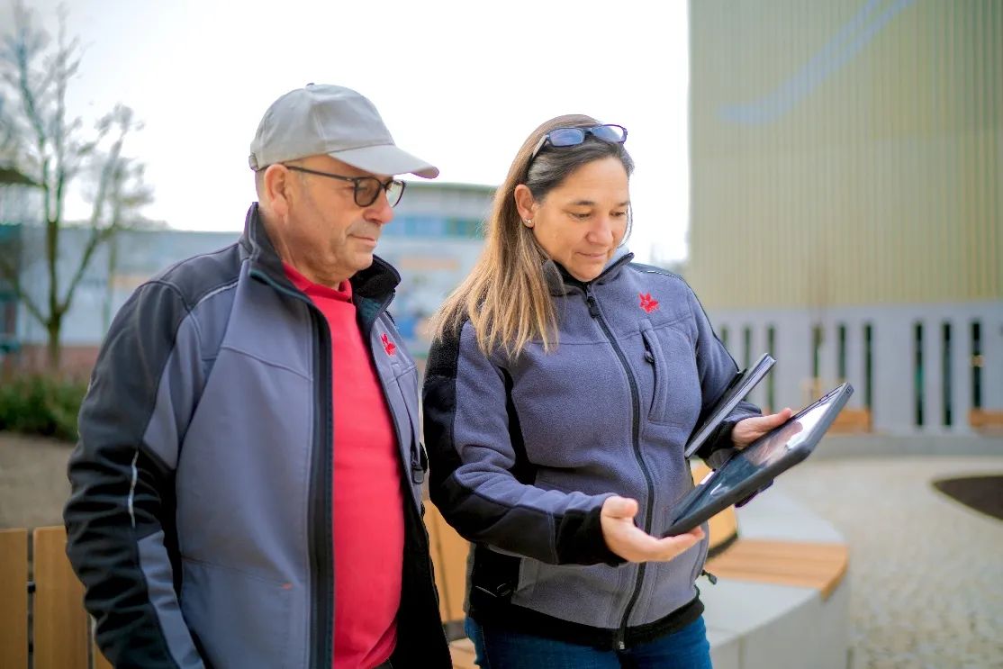 Beratungsgespräch mit Tablet auf einer Dachterrasse
