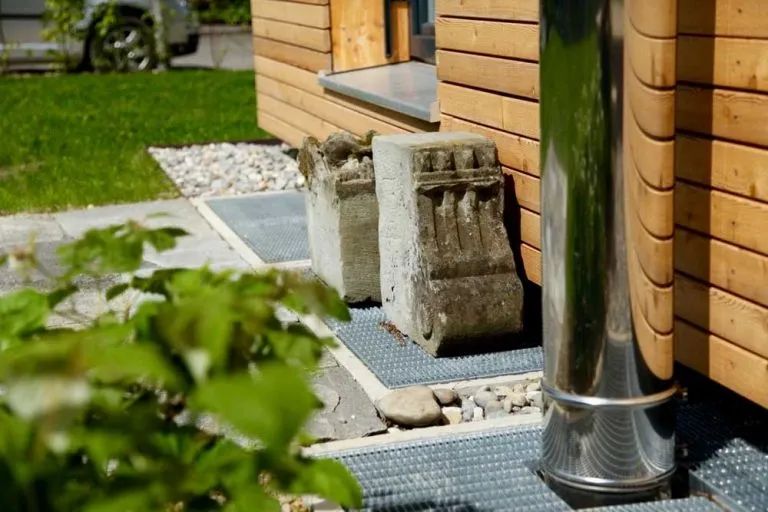 Natursteinplatten aus Maggiagranit am Rand einer Terrasse