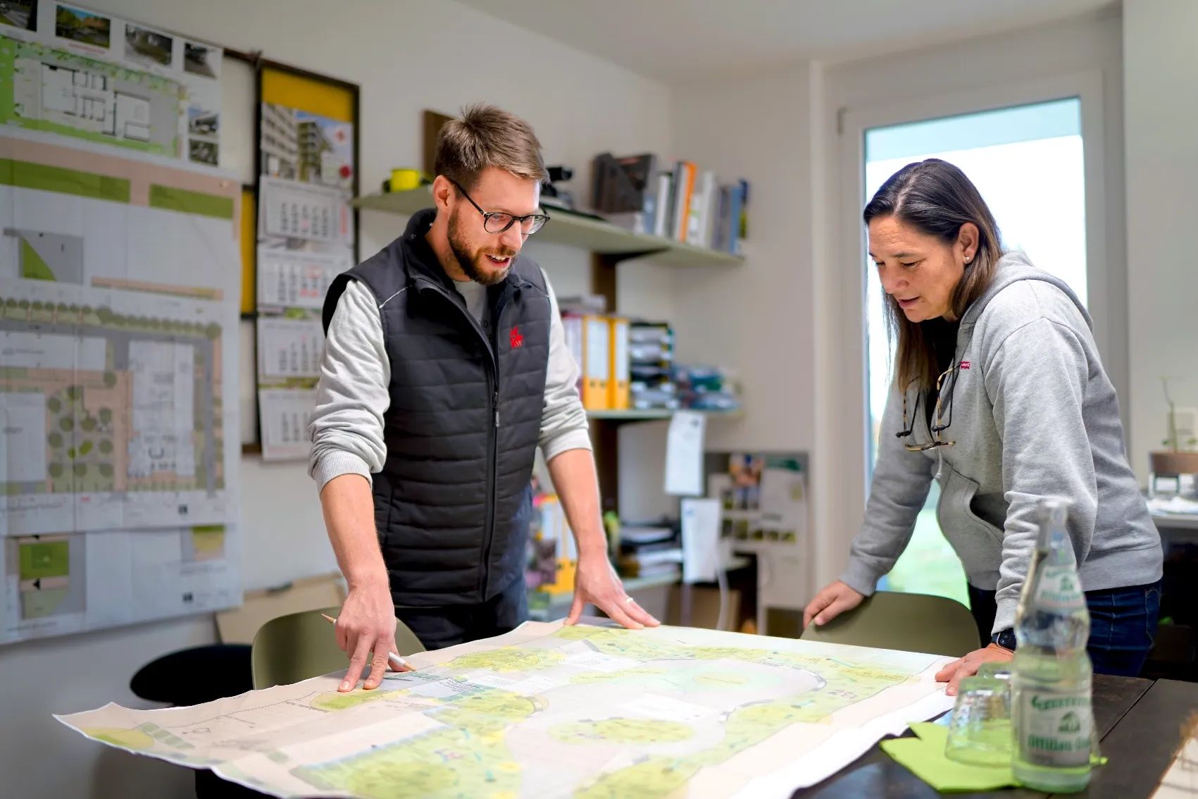 Planungsbesprechung im Büro über einem Gartenplan