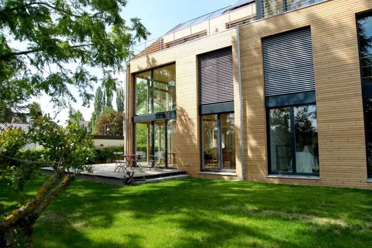 Privatgarten mit Rasen vor einem Wohnhaus