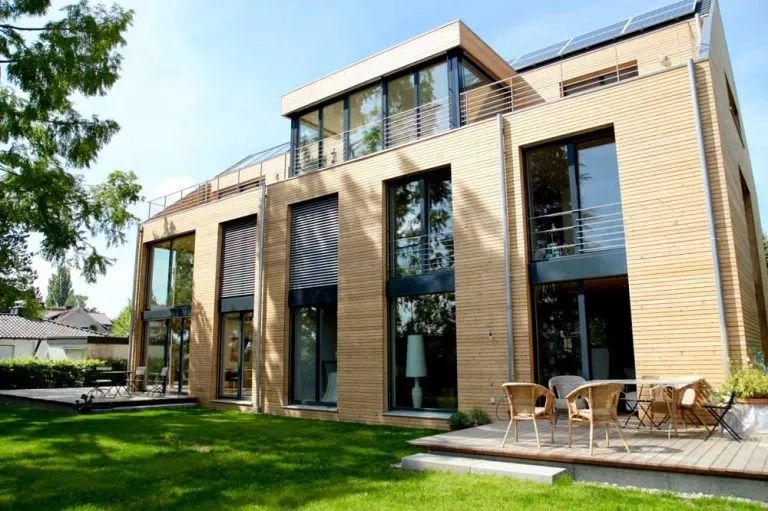 Moderner Wohnhausgarten mit Rasen und Terrasse